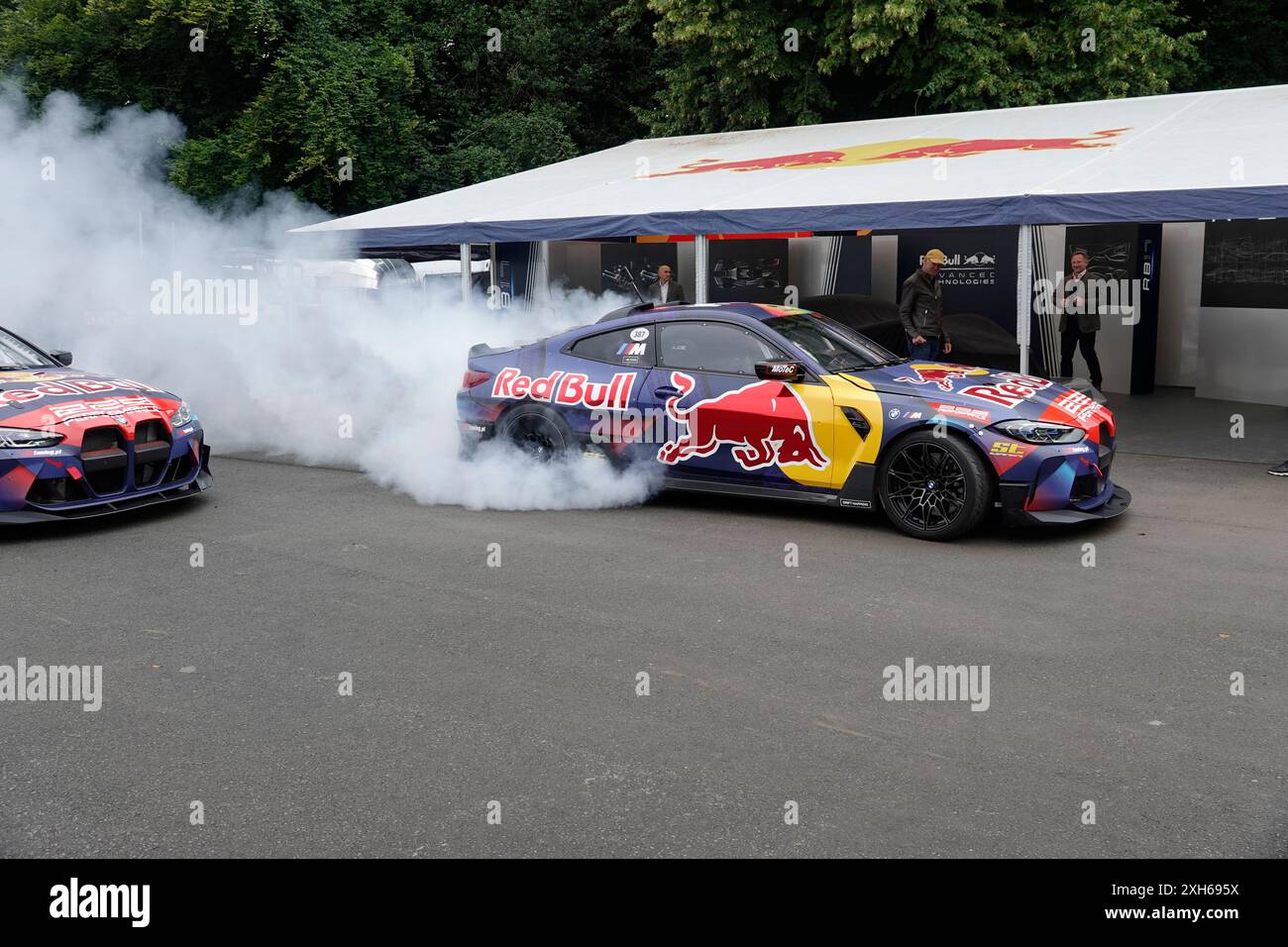 Goodwood House, West Sussex, Regno Unito. , . Red Bull 'drifters' apre il tanto atteso lancio della Red Bull RB17 all'annuale Goodwood Festival of Speed, che si tiene presso l'11 ° Duca di RichmondÕs casa ancestrale, Goodwood House Credit: Motofoto/Alamy Live News Foto Stock