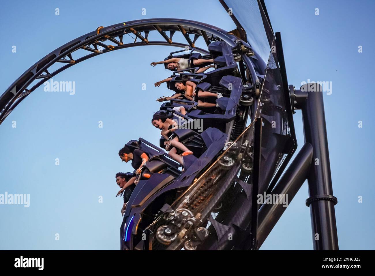 Madrid, Spagna. Luglio 2024. Gli amanti del brivido potranno fare un giro sulle nuove montagne russe "Batman Gotham City Escape" al Parque Warner in Spagna. Foto Stock