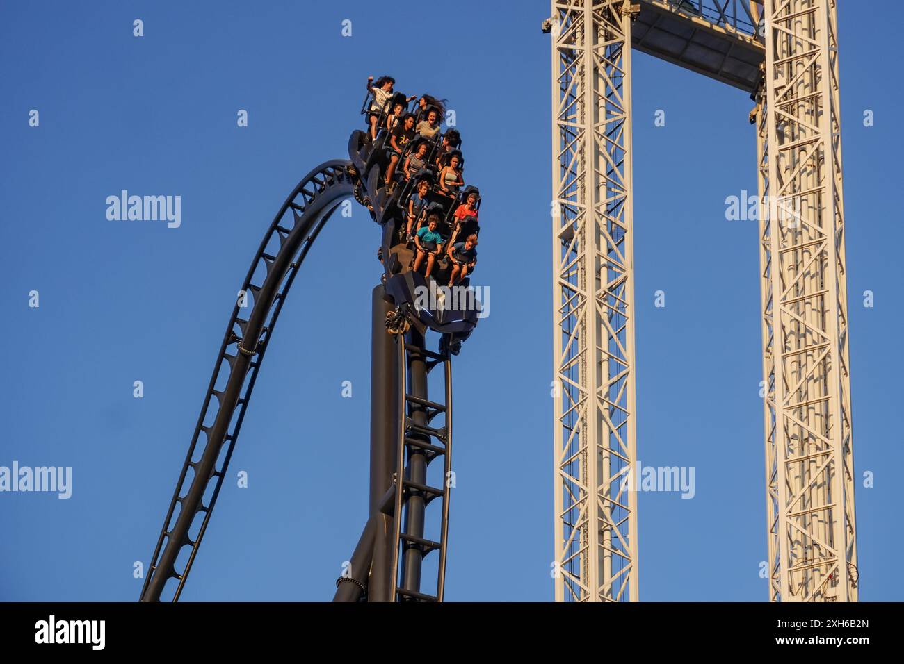 Madrid, Spagna. Luglio 2024. Gli amanti del brivido potranno fare un giro sulle nuove montagne russe "Batman Gotham City Escape" al Parque Warner in Spagna. Foto Stock