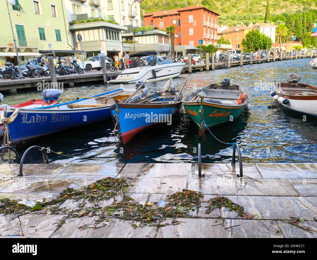 Nago Torbole, Lago di Garda, Italia - 30 giugno 2024: Imbarcazioni ormeggiate sulla riva allagata di Torbole sul Lago di Garda, Italia. Alto livello dell'acqua nel lago *** Boote angelegt am überfluteten Ufer a Torbole am Gardasee, Italien. Hoher Pegelstand im SEE Foto Stock