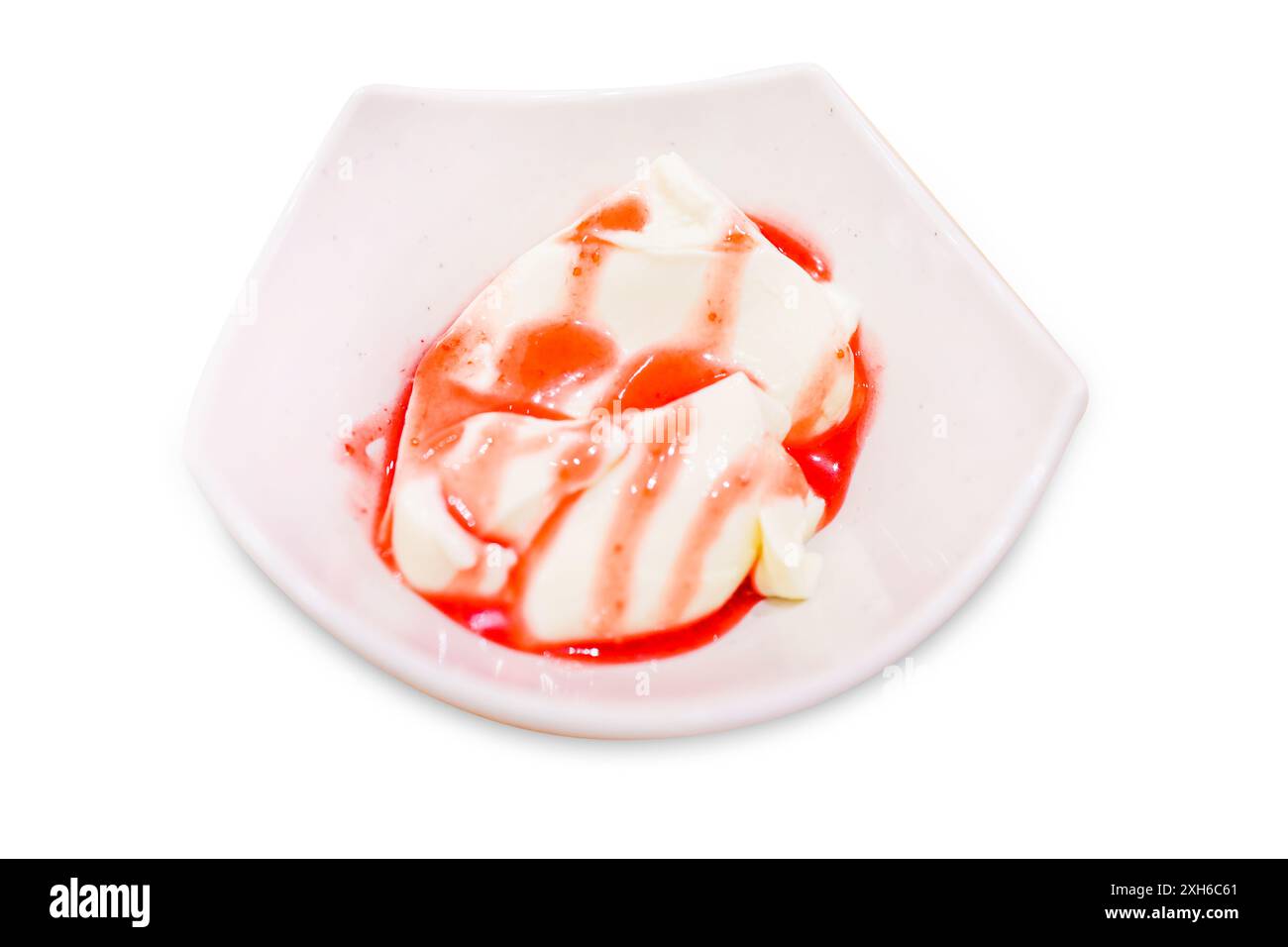 Fusto di Panacotta giapponese Strawberry su bianco isolato. Foto Stock