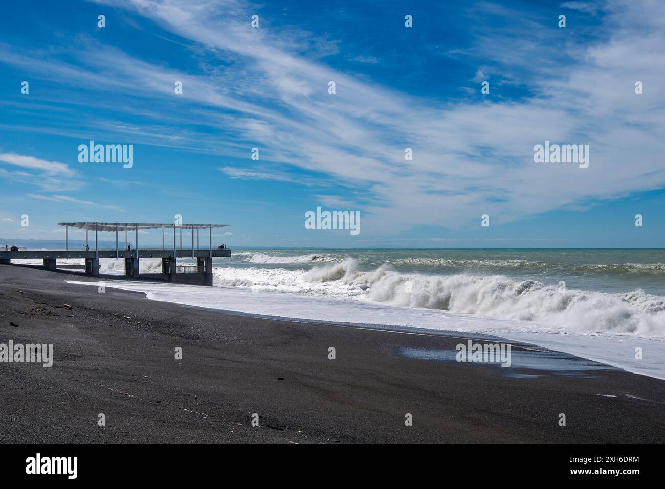 La titanomagnetite o spiaggia di sabbia vulcanica a Napier, nell'Isola del Nord della nuova Zelanda, sono alte di ferro e causano le famose spiagge di colore nero Foto Stock