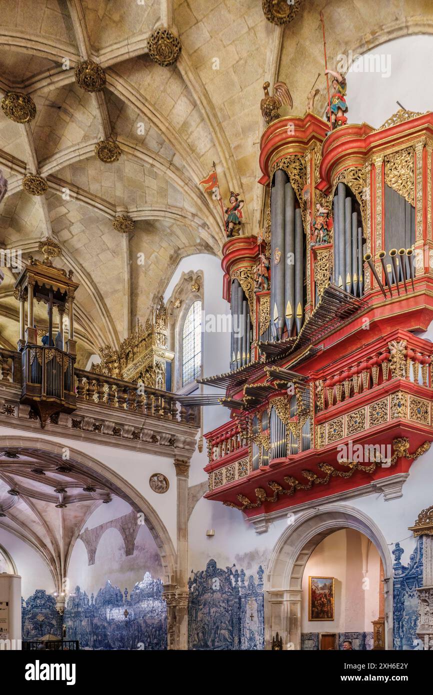 Coro alto di Diogo de Castilho e organo di Gómez Herrera, XVIII secolo nella navata della chiesa del monastero di Santa Cruz a Coimbra, Portogallo. Foto Stock