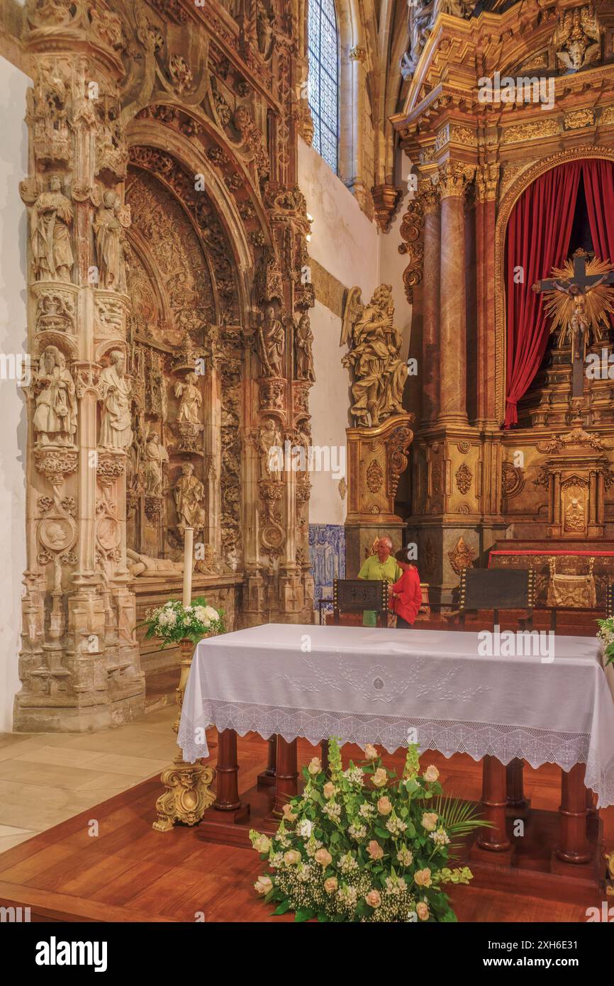 Tombe con la tomba di D. Afonso Henriques del XVI secolo nella cappella principale del Monastero di Santa Cruz nella città di Coimbra, Portogallo. Foto Stock