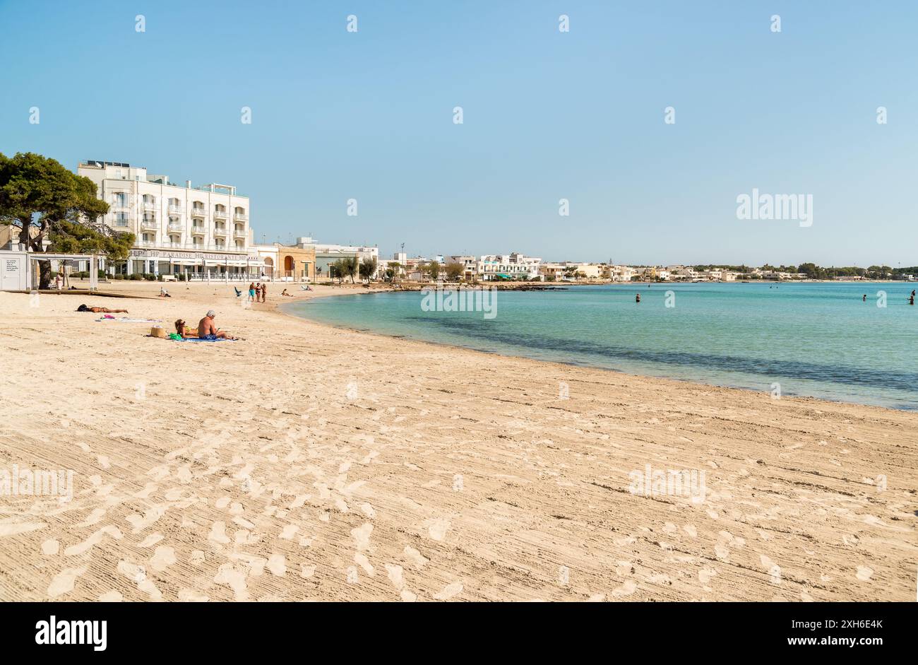 Porto Cesareo, Lecce, Italia - 8 ottobre 2023: Spiaggia di Porto Cesareo, località di villeggiatura sul Mar Ionio nel Salento della Puglia. Foto Stock