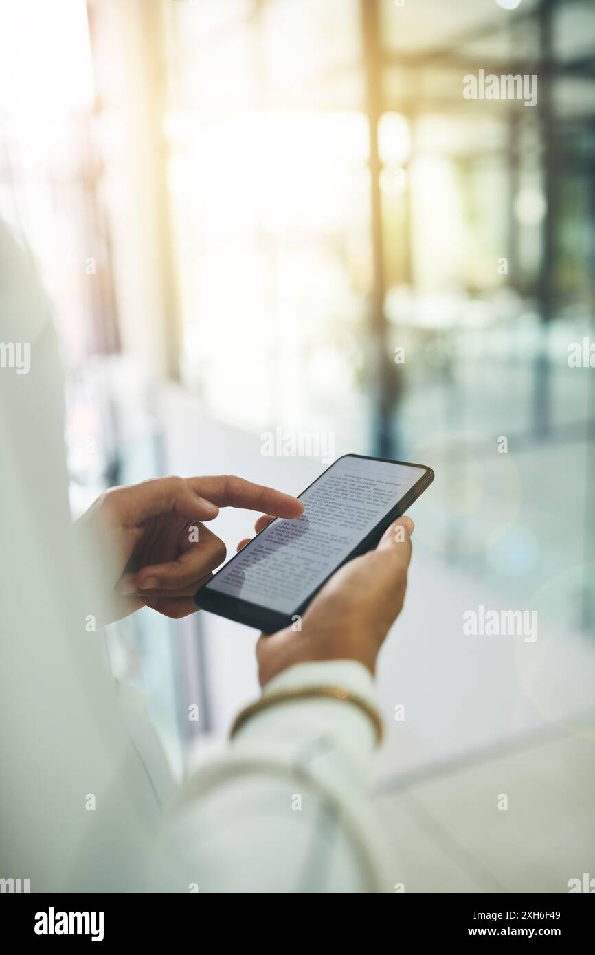 Schermo telefonico, mano e donna con documento digitale, report online o gestione di progetti presso lo studio legale. Smartphone, consulente legale e di lettura su Foto Stock