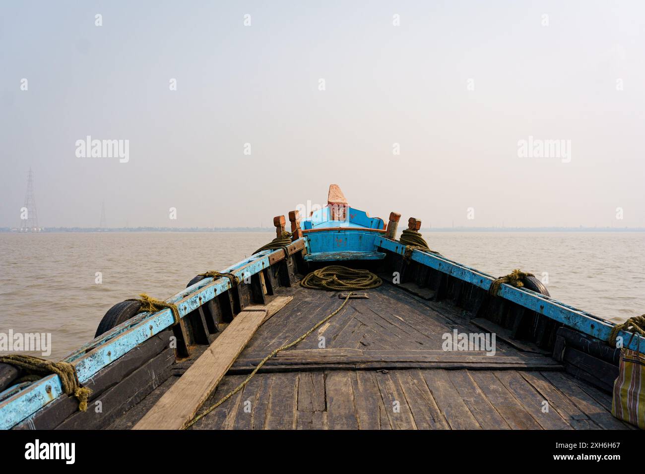 Una barca da pesca tradizionale è vista su un torrente sulla costa del delta del Sundarbans. Concetto di pesca e ambiente in Indian Sundarbans regi Foto Stock