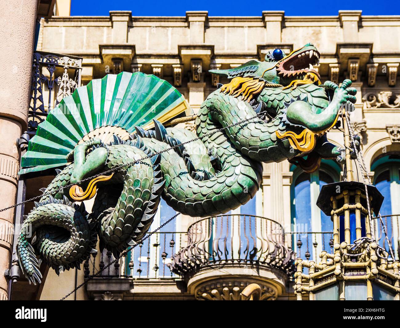 Il famoso drago sulla facciata di Casa Bruno Quadros nella Placa de la Boqueria a Las Ramblas a Barcellona, Catalogna, Spagna. Foto Stock
