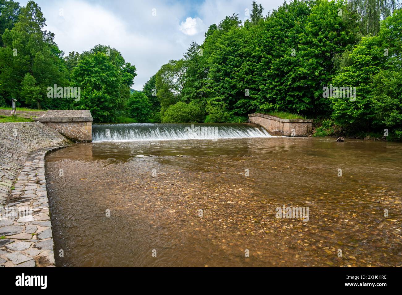 La vicina diga nella valle di Babiccino è un luogo pittoresco dove scorre dolcemente il fiume UPA, incarnando la bellezza serena e il fascino rurale di Bozena Nemc Foto Stock