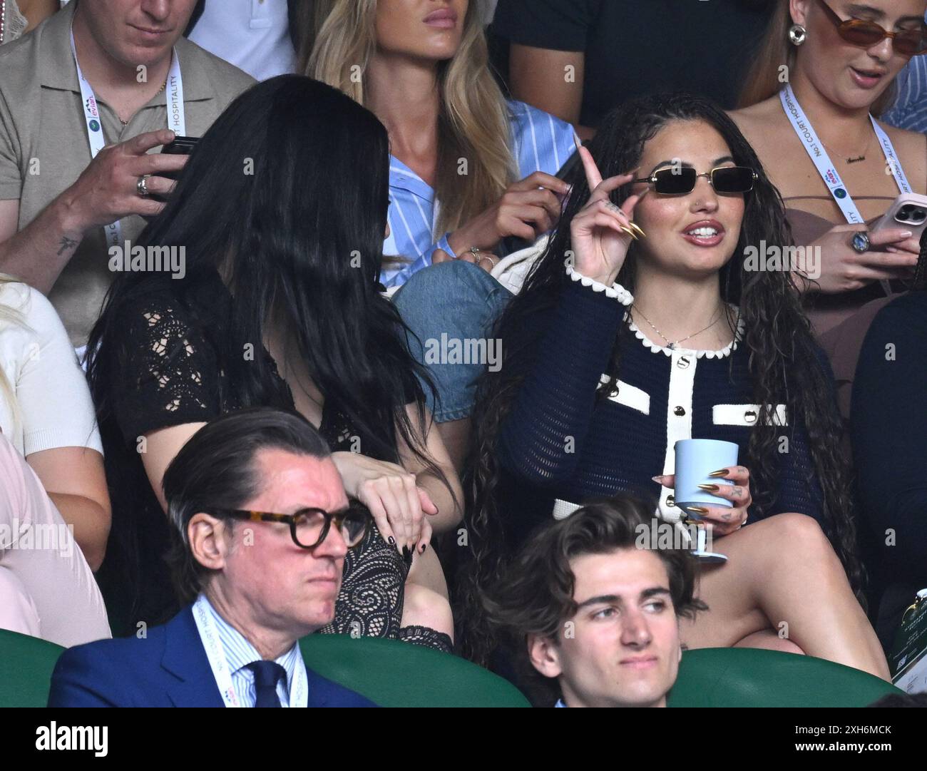 La foto deve essere accreditata ©Alpha Press 079965 11/07/2024 Charlie XCX e Mabel McVey Day Eleven dei Wimbledon Tennis Championships 2024 di Londra Foto Stock