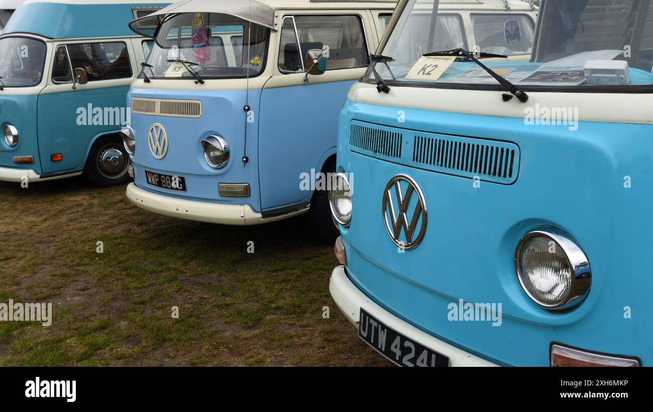Tre camper Classic VW parcheggiati insieme, tutti blu e bianchi. Foto Stock