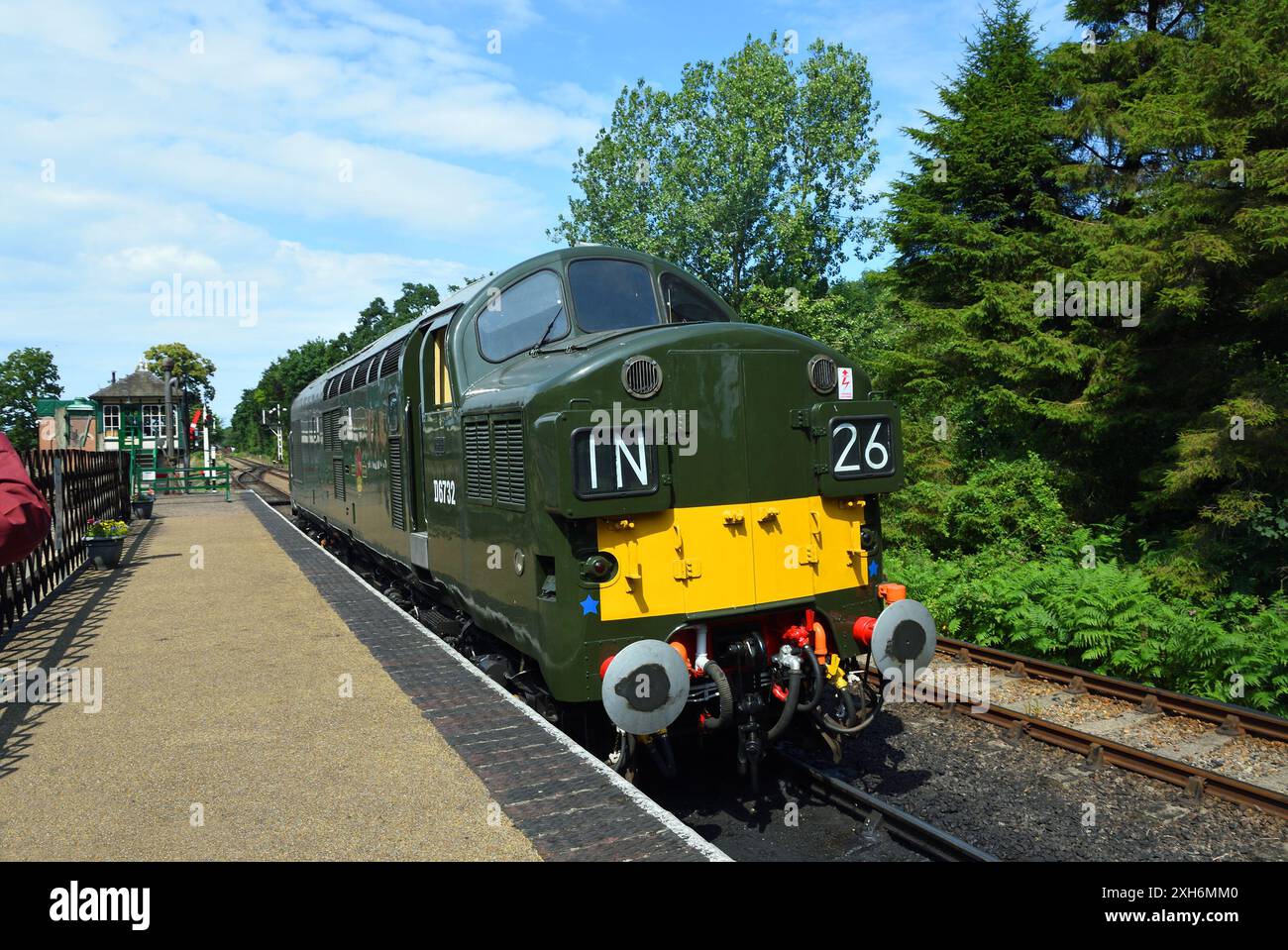 Motore diesel elettrico tipo 3 inglese BR Class 37 presso la stazione holt. Foto Stock