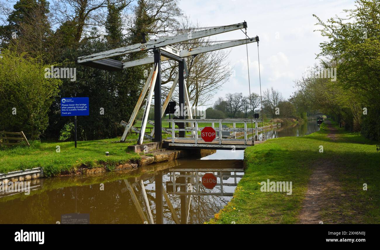 Il ponte della chiesa di Wrenbury sul canale Llangollen è stato ristrutturato e perfettamente funzionante. Foto Stock
