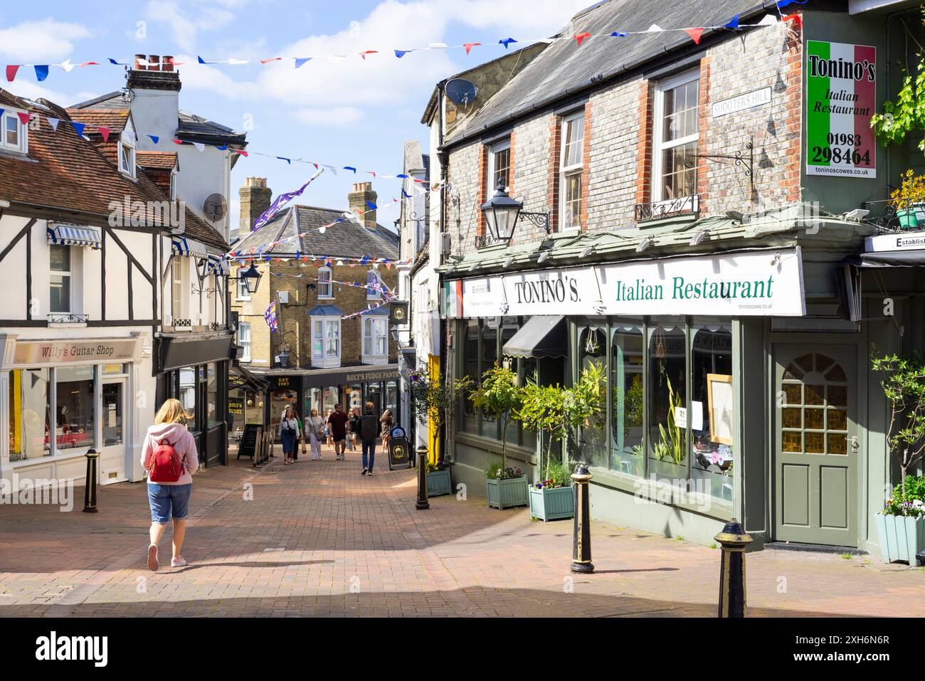 Cowes Isle of Wight - persone che visitano i negozi di Shooters Hill Cowes West Cowes Isola di Wight Inghilterra Regno Unito Europa Foto Stock