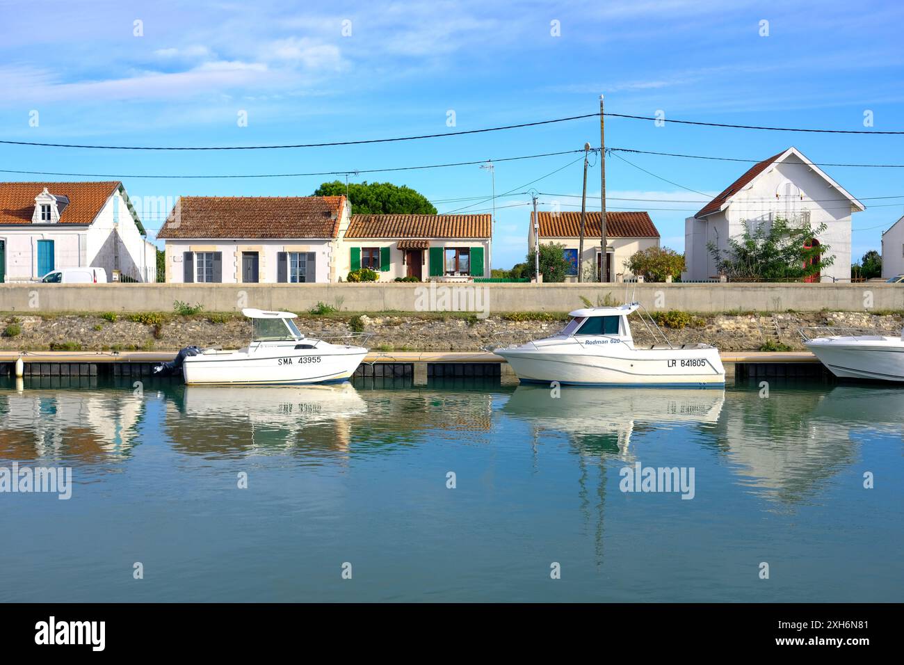 Imbarcazioni da diporto ormeggiate lungo il Chenal de la Perrotine vicino a Boyardville, Oleron Island. Foto Stock