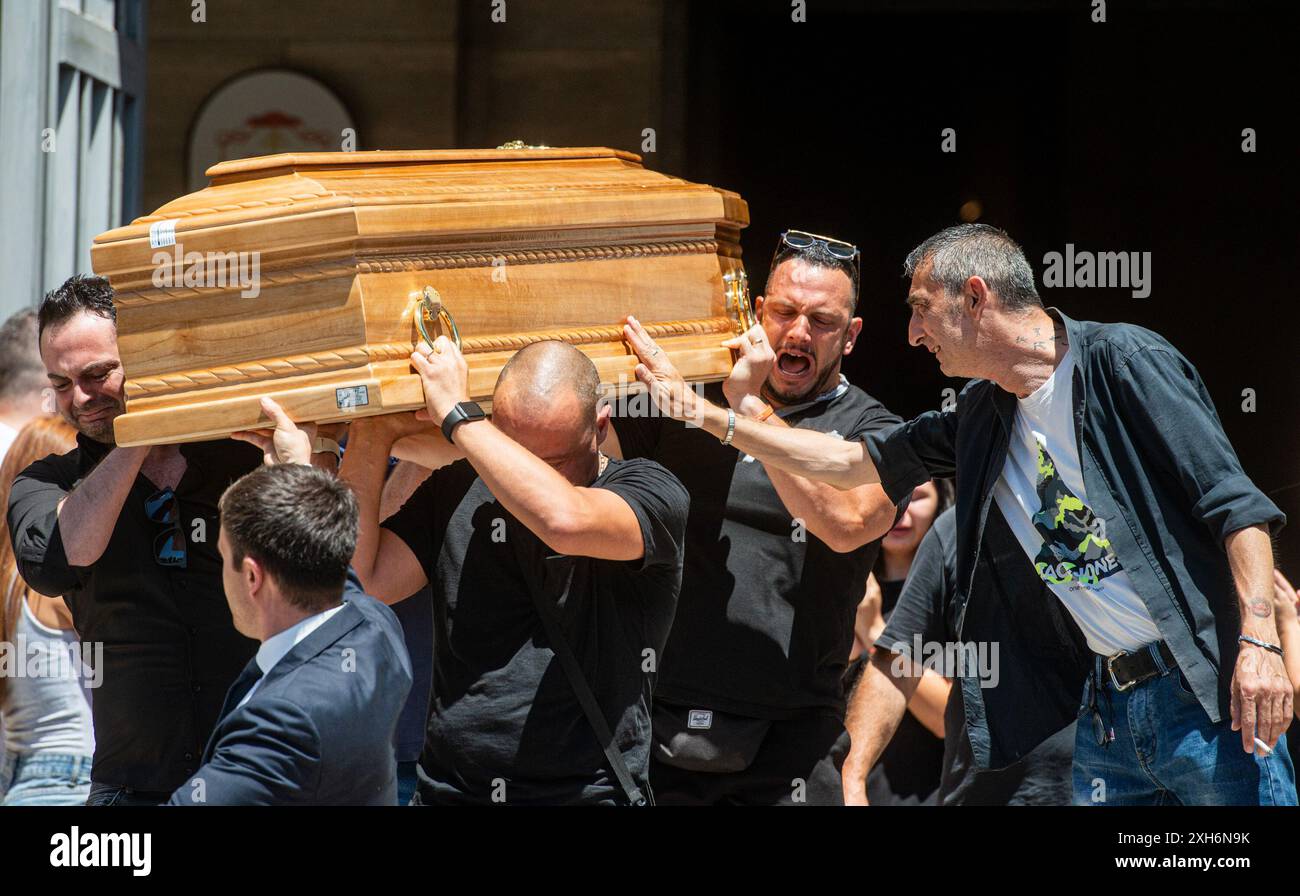 Roma, Italia. 12 luglio 2024. Funerali di Manuela Petrangeli alla Basilica parrocchiale di S. Maria della salute - Roma, Italia - nella foto l'uscita del feretro dalla chiesa e il saluto di amici e parenti di Manuela Petrangeli - Venerd&#xec; 12 luglio 2024 (foto Valentina Stefanelli/LaPresse) funerale di Manuela Petrangeli presso la Basilica Parrocchiale di S. Maria della salute - Roma, Italia - nella foto la bara che lascia la chiesa e il saluto degli amici e parenti di Manuela Petrangeli - venerdì 12 luglio 2024 (foto Valentina Stefanelli/LaPresse) credito: LaPresse/Alamy Live News Foto Stock