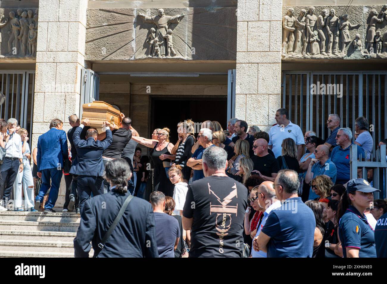 Roma, Italia. 12 luglio 2024. Funerali di Manuela Petrangeli alla Basilica parrocchiale di S. Maria della salute - Roma, Italia - nella foto l'ingresso del feretro prima del funerale - Venerd&#xec; 12 luglio 2024 (foto Valentina Stefanelli/LaPresse) funerale di Manuela Petrangeli presso la Basilica Parrocchiale di S. Maria della salute - Roma, Italia - nella foto l'ingresso alla bara prima del funerale - venerdì 12 luglio 2024 (foto Valentina Stefanelli/LaPresse) credito: LaPresse/Alamy Live News Foto Stock