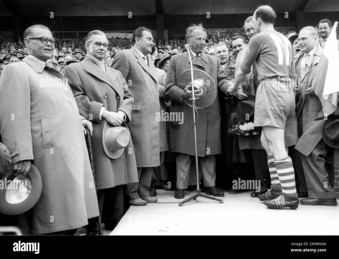 FC Schalke 04 campione tedesco nel 1958 dopo aver battuto HSV in finale / 3:0 su 18.05.1958 ad Hannover. Il presidente della DFB Peco Bauwens presenta il trofeo a Berni Klodt. [traduzione automatizzata] Foto Stock