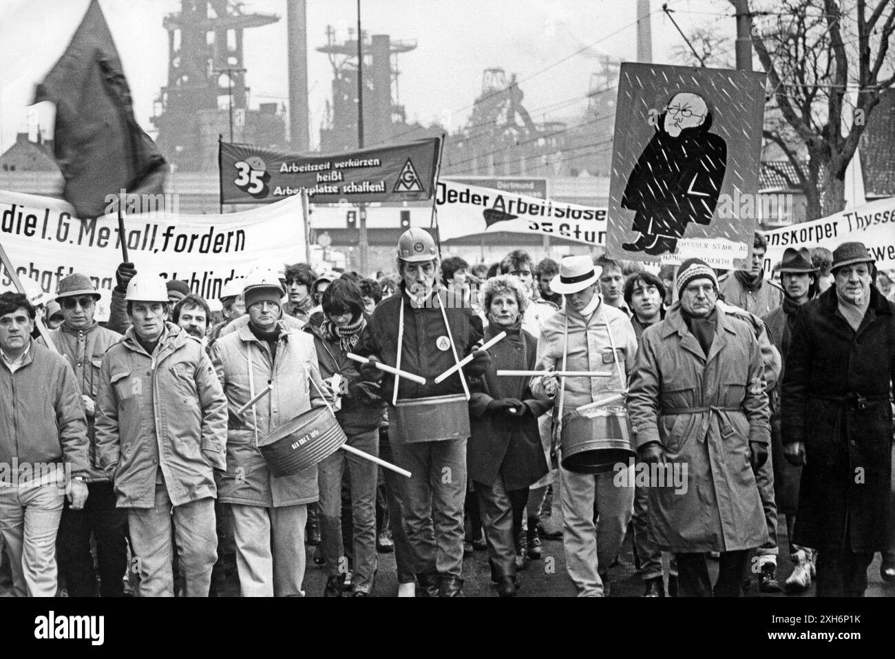 I lavoratori siderurgici manifestano nel giorno nazionale dell'azione siderurgica della IG Metall il 16 gennaio 1987 a Duisburg. Sulla destra c'è una caricatura di Norbert Blühm. [traduzione automatizzata] Foto Stock