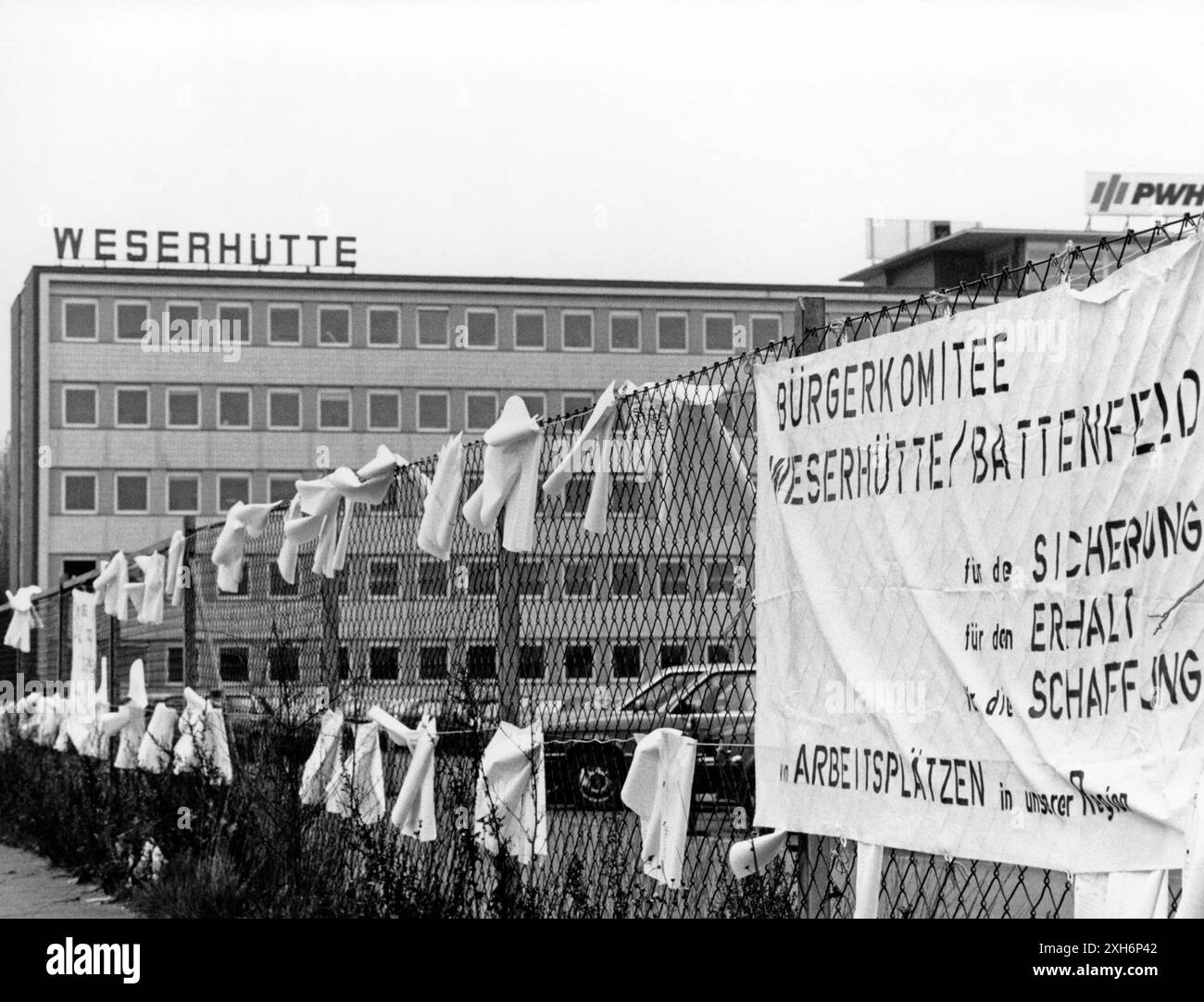 10.000 firme raccolte per la conservazione del Weserhütte a Bad Oeynhausen sono appese su una recinzione di fabbrica. [traduzione automatizzata] Foto Stock