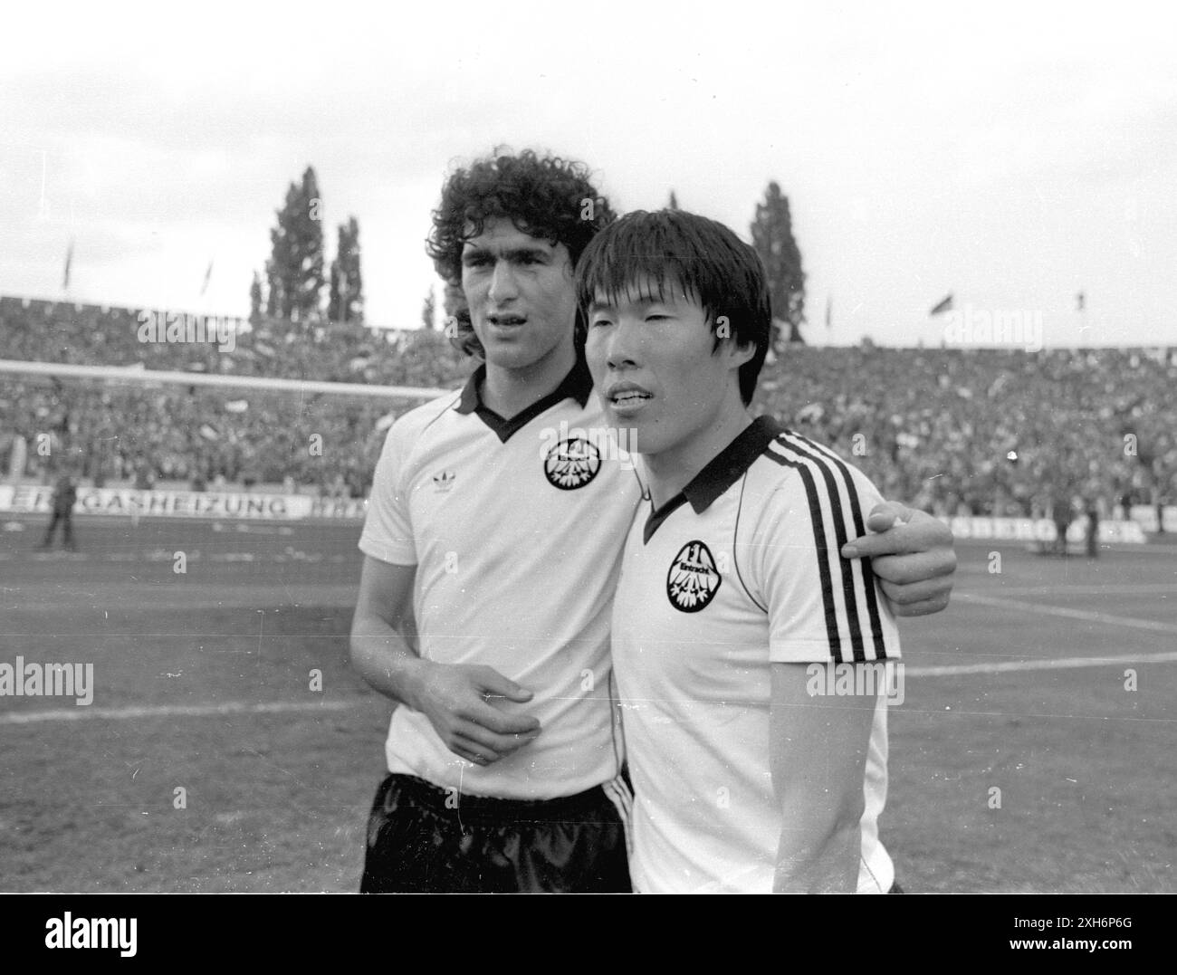 Finale della DFB Cup 1981 Eintracht Francoforte - 1. FC Kaiserslautern 3:1 on 02.05.1981 a Stoccarda / Bruno Pezzey abbraccia Bum-Kun Cha (entrambi Eintracht) dopo la partita [traduzione automatica] Foto Stock