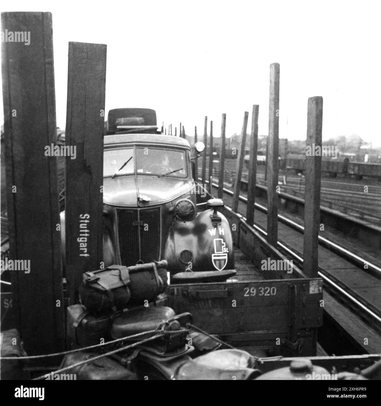 Veicoli di un'unità di intelligence su un treno in viaggio verso il fronte orientale. [traduzione automatizzata] Foto Stock