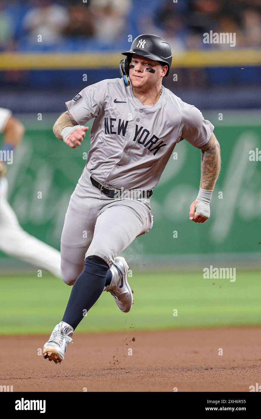 St. Petersburg, Florida, Stati Uniti. 11 luglio 2024. L'esterno dei New York Yankees Alex Verdugo (24) round seconda base e testa terza su una doppia dell'esterno Juan Soto (22) durante una partita della MLB di venerdì 28 giugno 2024 al Tropicana Field. I Rays batterono gli Yankees 5-4. (Credit Image: © Kim Hukari/ZUMA Press Wire) SOLO PER USO EDITORIALE! Non per USO commerciale! Foto Stock