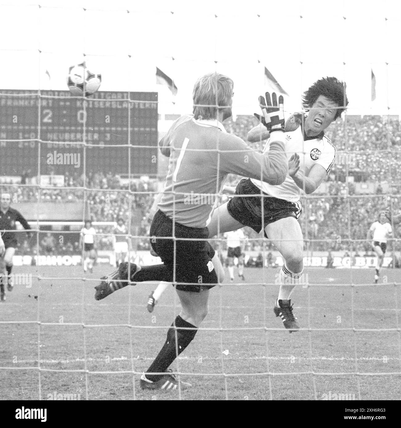 Finale della DFB Cup 1981 Eintracht Francoforte - 1. FC Kaiserslautern 3:1 su 02.05.1981 a Stoccarda 3° gol per Francoforte da Cha Bum contro TW Hellström (FCK). [traduzione automatizzata] Foto Stock