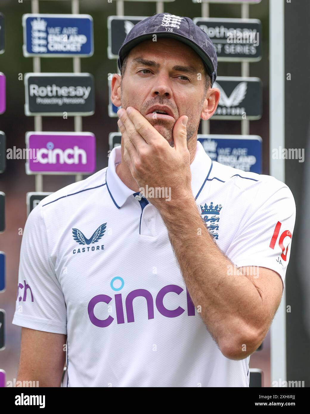 Un commovente James Anderson dell'Inghilterra mentre i tifosi cantano il suo nome durante il Rothesay First test Match Day Three England vs West Indies a Lords, Londra, Regno Unito, 12 luglio 2024 (foto di Mark Cosgrove/News Images) Foto Stock