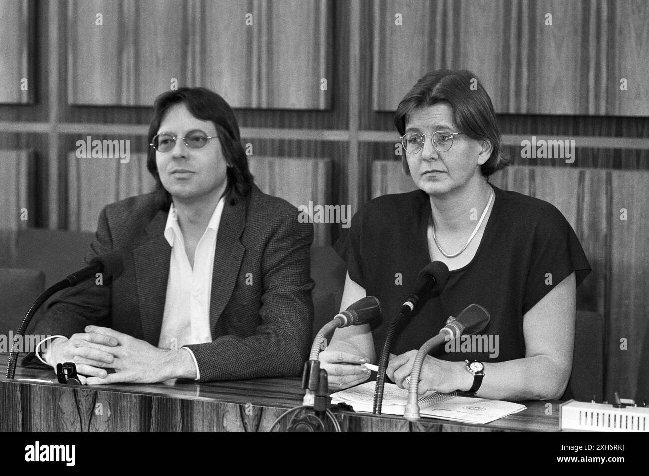 Germania, Bonn, 17.05.1993 Archivio: 40-33-11 Conferenza stampa del nuovo Consiglio di amministrazione di Buendnis 90/ Die Gruenen foto: Ludger Volmer e Marianne Birthler [traduzione automatizzata] Foto Stock