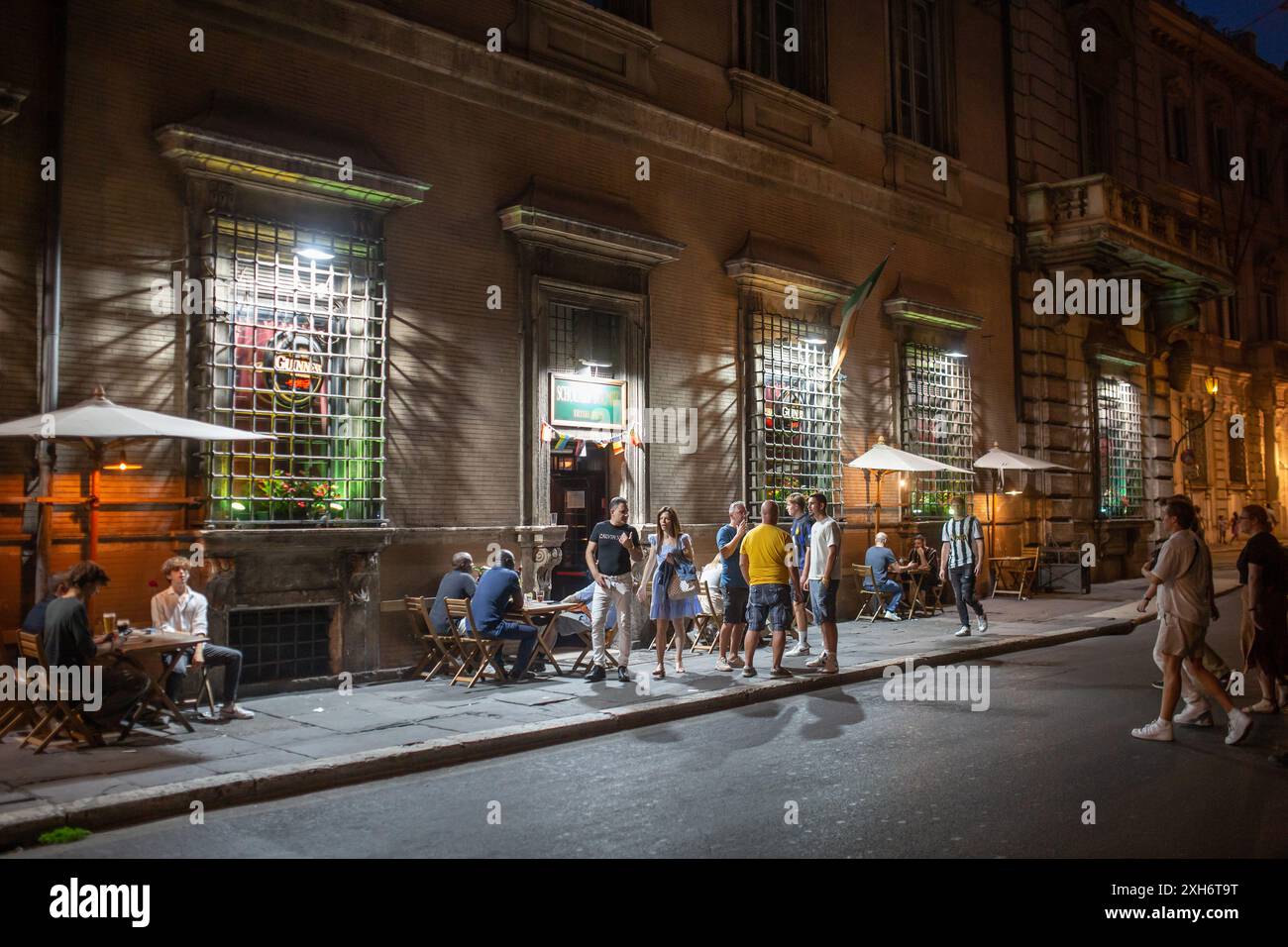Roma, Italia - 29 giugno 2024: Persone non identificate di fronte alla Scholars Lounge Irish Pub a Roma, Italia. Foto Stock