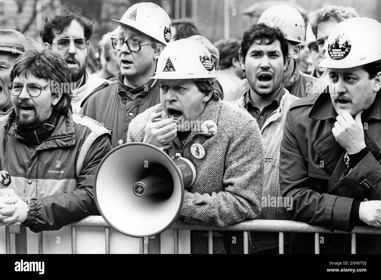 I lavoratori siderurgici della Thyssen Henrichshütte Hattingen e della Thyssen Stahl Oberhausen manifestano davanti alla Marcatorhalle di Duisburg prima dell'Assemblea generale annuale della Thyssen AG per salvare i loro posti di lavoro. [traduzione automatizzata] Foto Stock