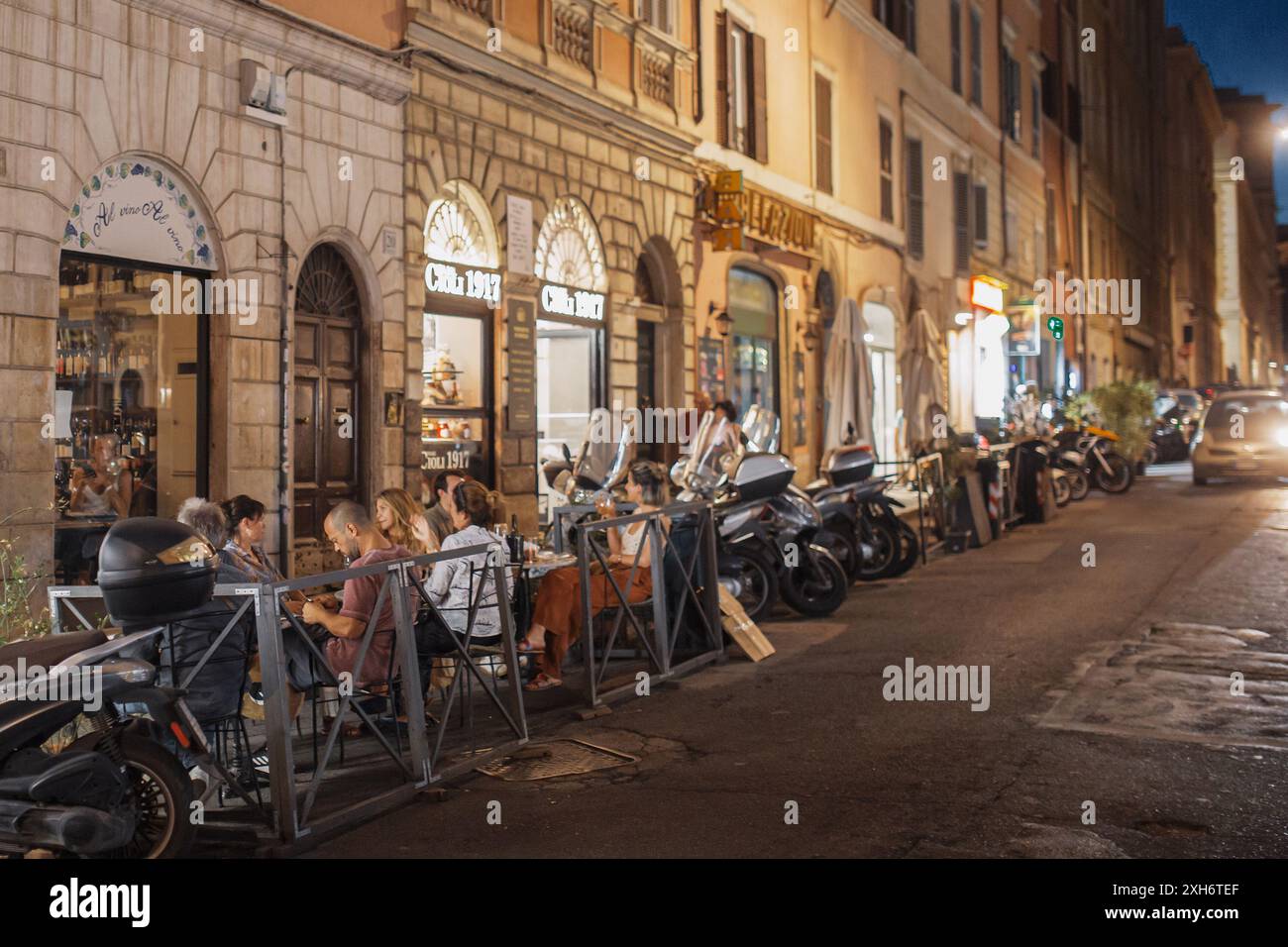 Roma, Italia - 28 giugno 2024: Persone non identificate nei bar e ristoranti per le strade di Roma, Italia. Foto Stock