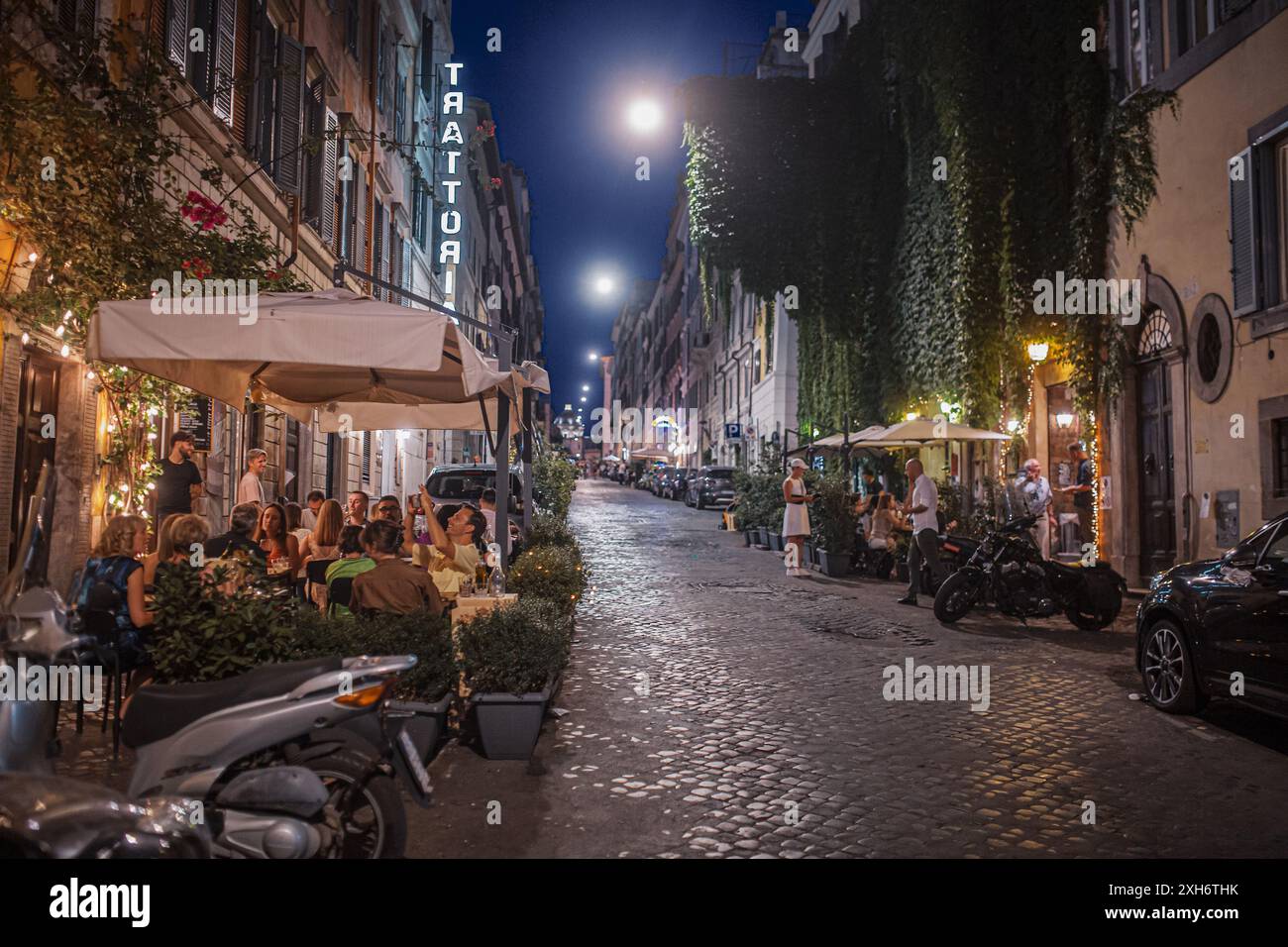 Roma, Italia - 28 giugno 2024: Persone non identificate nei bar e ristoranti per le strade di Roma, Italia. Foto Stock