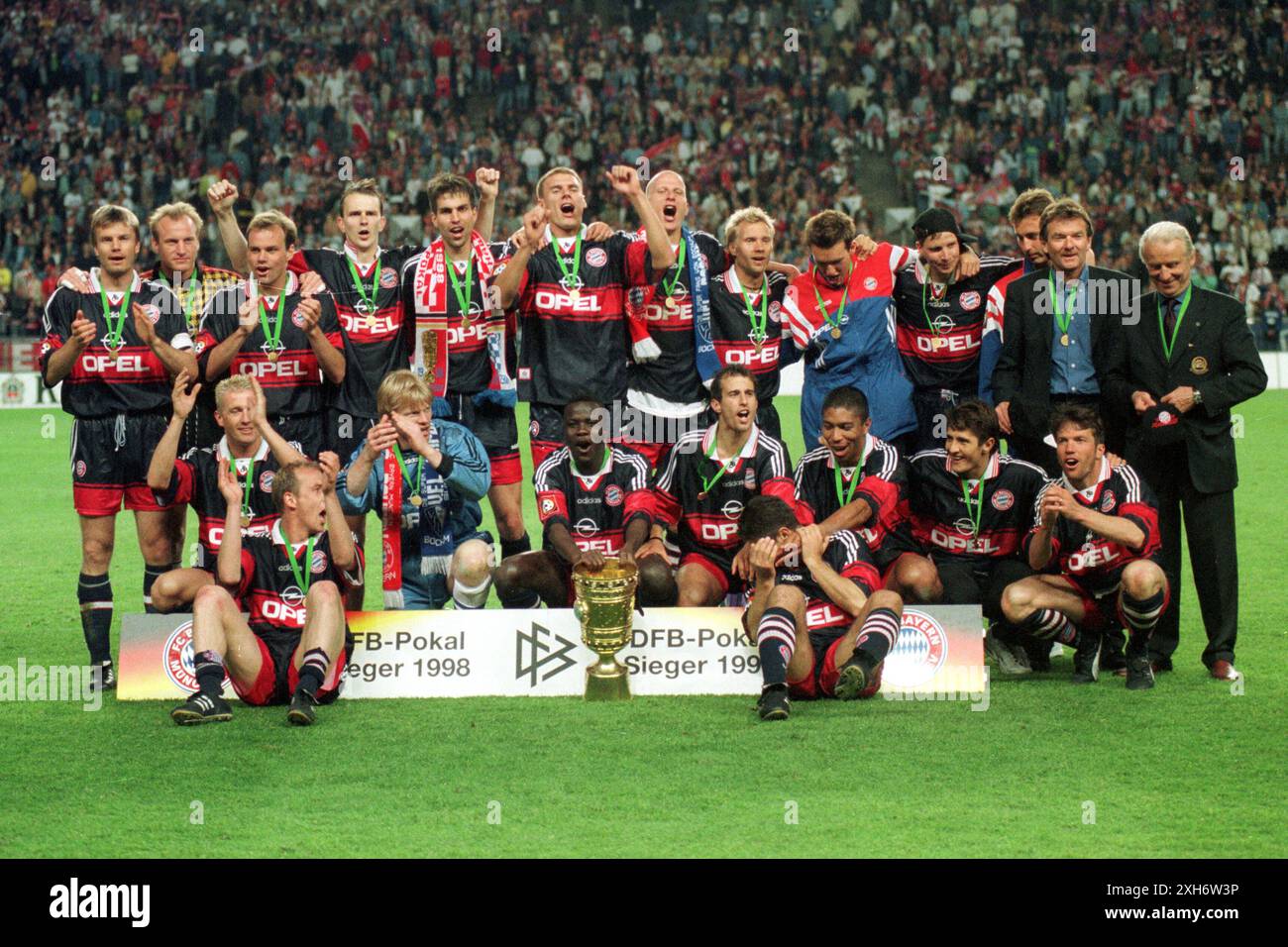 Finale della DFB Cup 1998: Bayern Muenchen - MSV Duisburg 2:1 /16.05.1998/ Team FC Bayern Muenchen con la coppa [traduzione automatica] Foto Stock