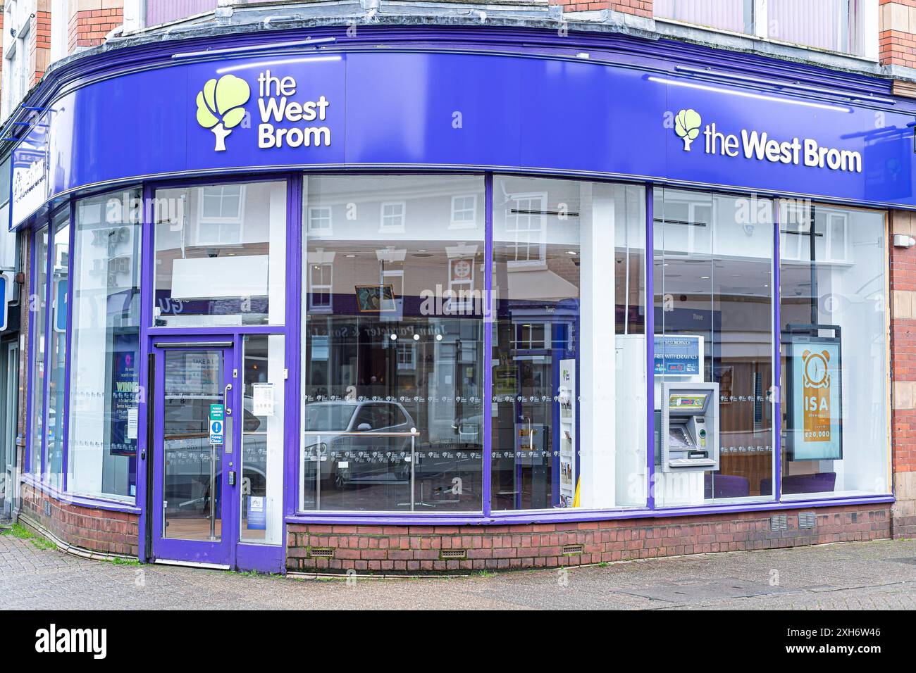 Vista esterna della filiale della West Bromwich Building Society, comunemente nota come West Brom, in una posizione all'angolo di una strada principale delle Midlands, Regno Unito. Foto Stock