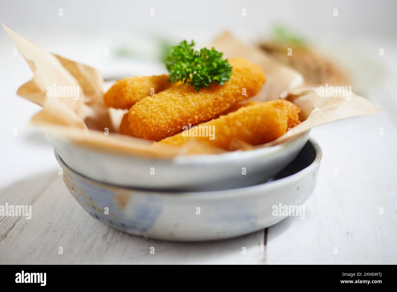 Primo piano di bastoncini di pesce fritti. Snack Foto Stock