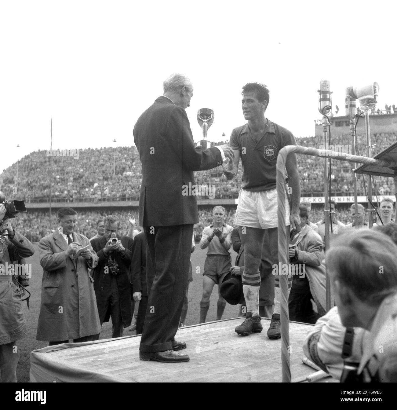 Coppa del mondo 1958 in Svezia: Finale Brasile - Svezia 29.06.1958 a Stoccolma. Il capitano della squadra brasiliana Hideraldo Luiz Bellini riceve il trofeo della Coppa del mondo. [traduzione automatizzata] Foto Stock