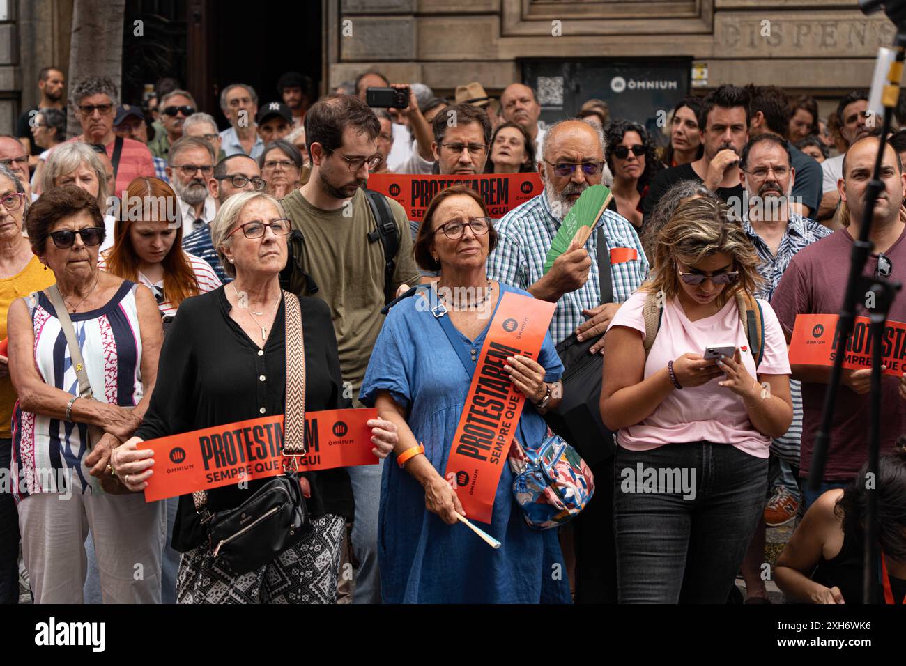 Omnium Cultural, un'organizzazione culturale e pro-indipendenza catalana, ha organizzato l'accoglienza dei politici che vivevano in esilio in Svizzera, con l'eccezione di Marta Rovira che ha deciso di rimanere a casa. L'evento su larga scala includeva figure politiche favorevoli all'indipendenza. Omnium Cultural, una Organización Cultural e independent catalana, ha organizado la recepción de los políticos que vivían en Suiza exiliados, con la excepción de Marta Rovira que ha decidido quedarse en su casa. El acto multitudinario ha contado con las figuras políticas independent entistas. nella foto: Foto Stock