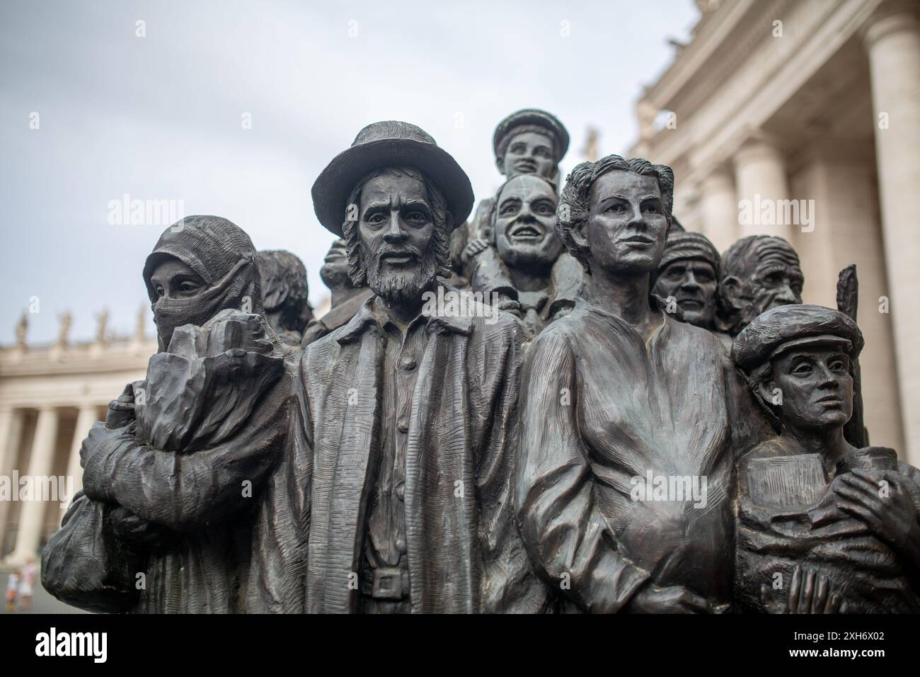 Città del Vaticano, Vaticano - 29 giugno 2024: La scultura in bronzo "Angeli non premiati" di Timothy Schmalz a St Piazza Pietro a città del Vaticano, Vaticano. Foto Stock