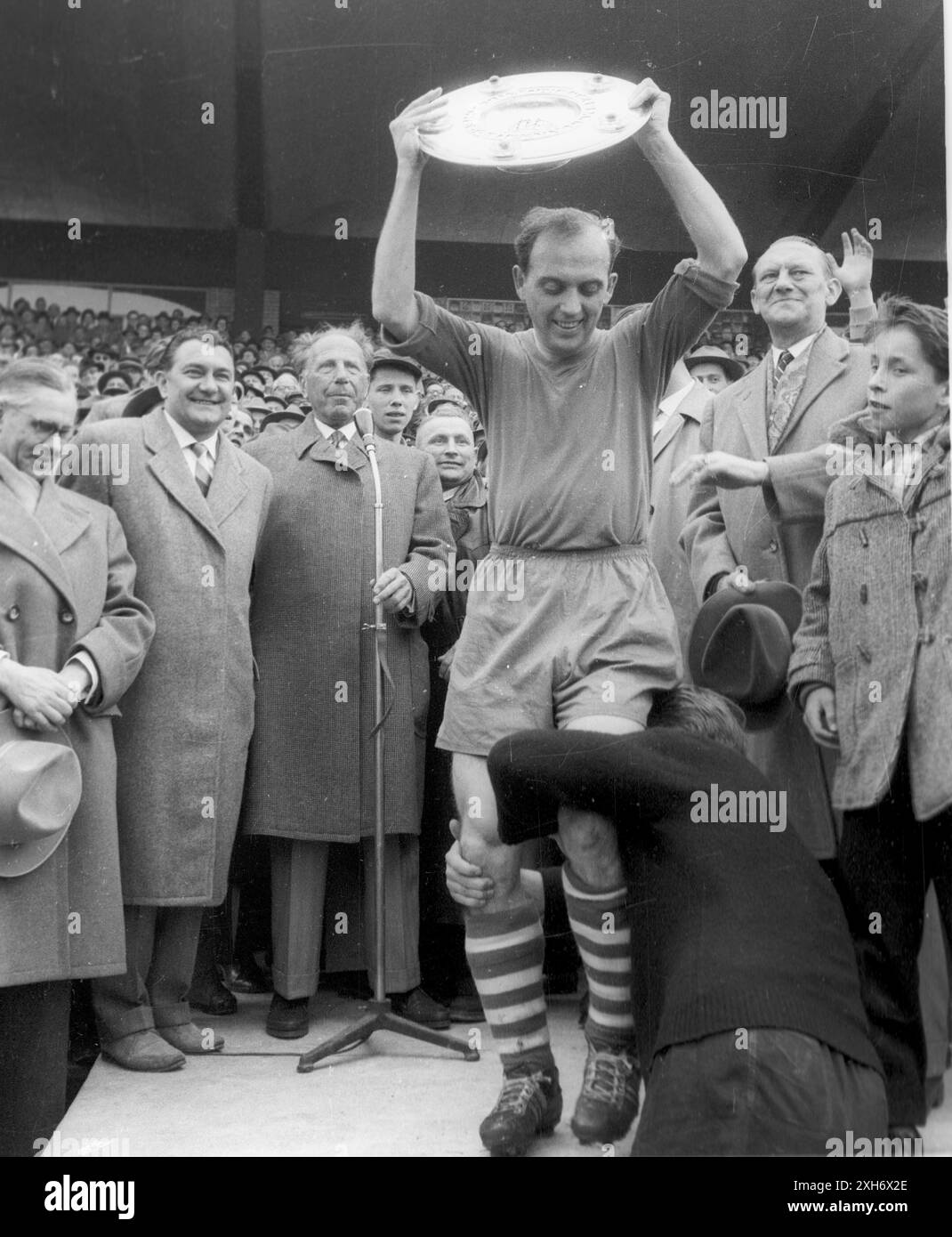 FC Schalke 04 campione tedesco nel 1958 dopo aver battuto HSV in finale / 3:0 su 18.05.1958 ad Hannover. Il capitano della squadra di Schalke Berni Klodt presenta il trofeo del campionato. Sullo sfondo il presidente della DFB Peco Bauwens. [traduzione automatizzata] Foto Stock
