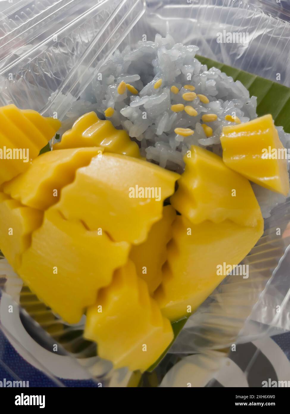 Mango con riso appiccicoso tradizionale dessert tailandese dal mercato, foto stock Foto Stock