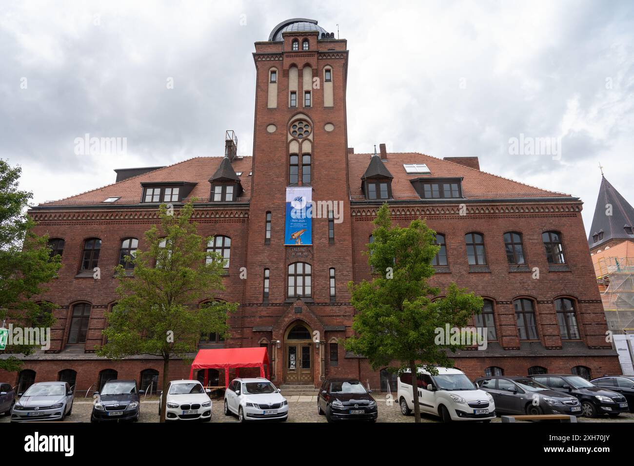 Greifswald, Germania. 12 luglio 2024. Vista sulla torre dell'osservatorio. La riapertura dopo diversi anni di rinnovamento è anche l'inizio di un importante programma di anniversario per celebrare il 100 ° anniversario dell'osservatorio. Crediti: Stefan Sauer/dpa/Alamy Live News Foto Stock