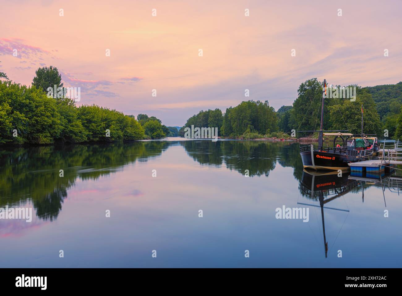 Un'alba estiva sul fiume Dordogna, situato nel dipartimento della Dordogna nel sud-ovest della Francia nella regione Nouvelle-Aquitaine. Foto Stock