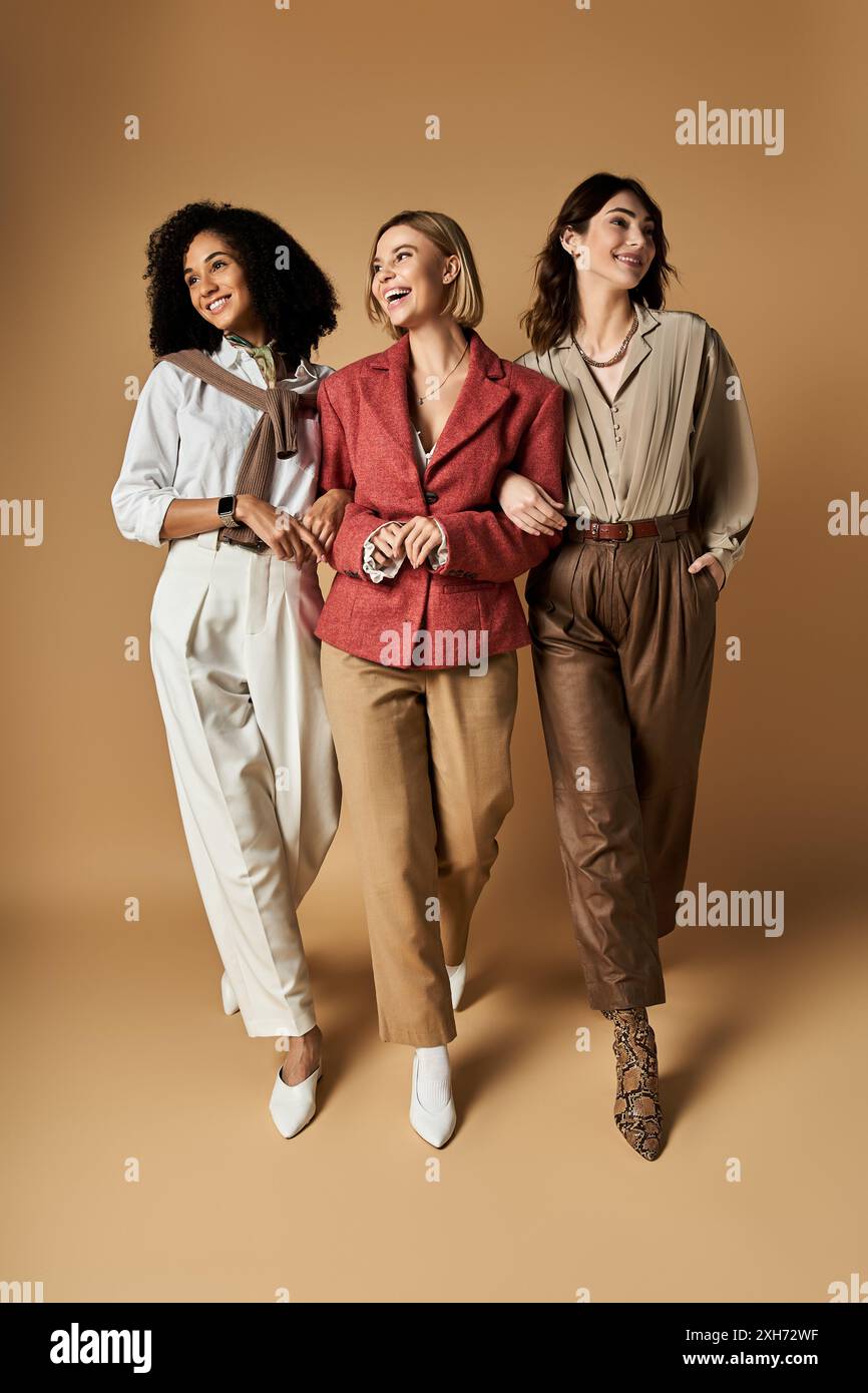 Tre giovani e belle donne con un abbigliamento elegante e sfondi diversi che si mettono in posa insieme. Foto Stock