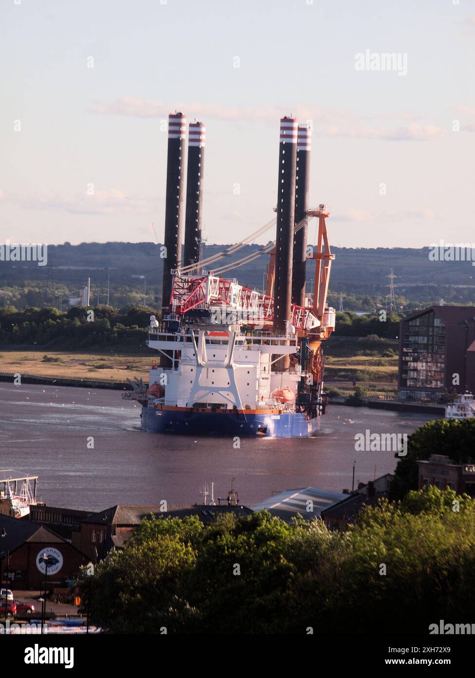 "Nave da costruzione Aeolus" per impianti eolici offshore che navigano nel mare del nord dai suoi ormeggi sul fiume Tyne. Foto Stock