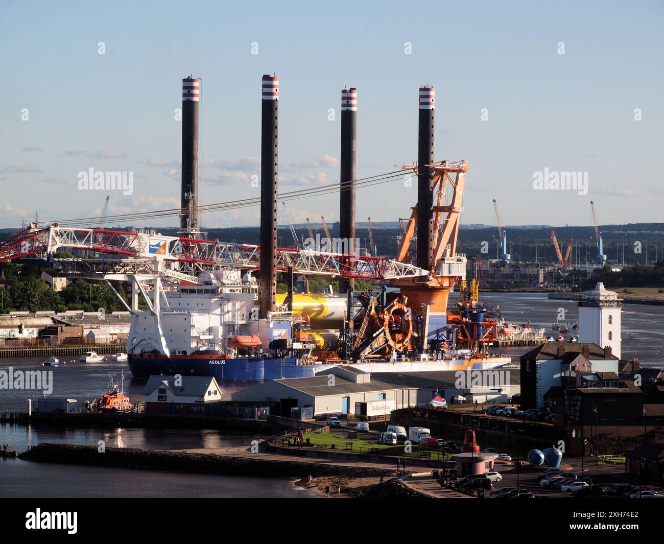 "Nave da costruzione Aeolus" per impianti eolici offshore che navigano nel mare del nord dai suoi ormeggi sul fiume Tyne. Foto Stock