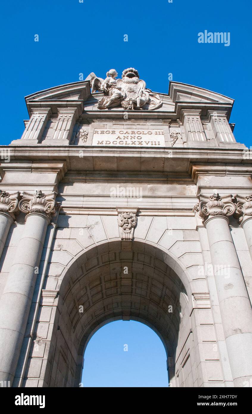 Alla Porta di Alcalá, vista dal basso. Madrid, Spagna. Foto Stock