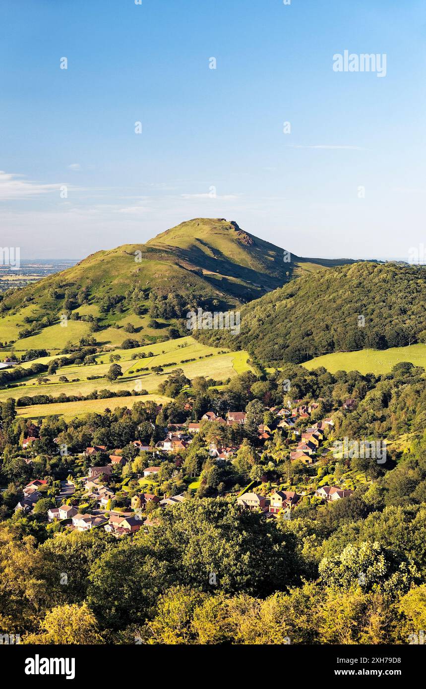 A nord dalla collina Ragleth su Church Stretton village, Shropshire, Inghilterra al ferro da stiro Agehill fort sulla sommità di Caer Caradoc Foto Stock