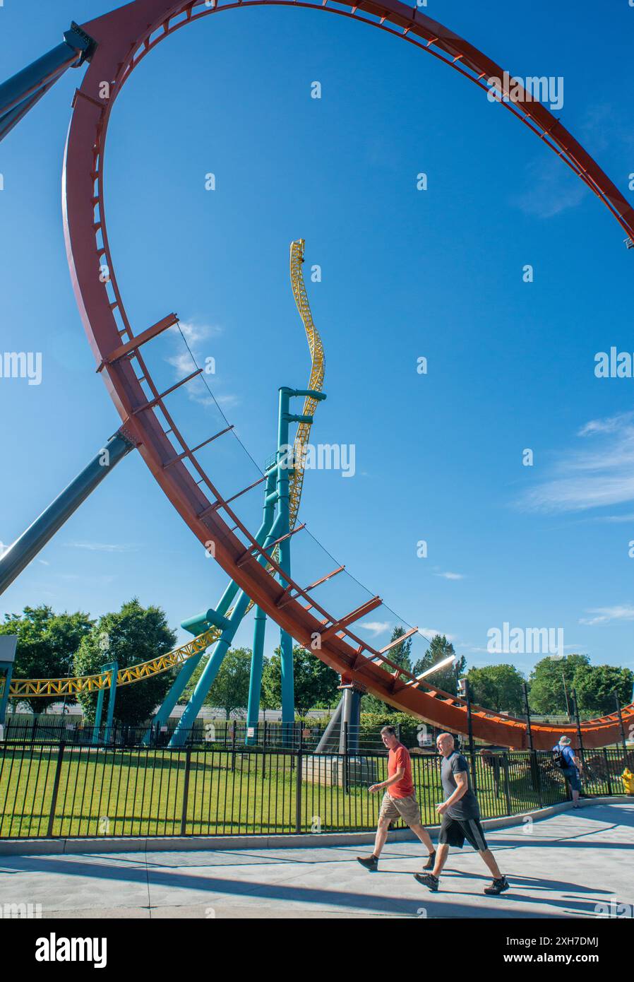 Allentown, Stati Uniti. 11 luglio 2024. Da sinistra, Preston Elliot e Steve Morrison camminano da Iron Menace dopo il loro primo giro sulle nuove montagne russe durante il Day Off della WMMR a Dorney Park giovedì 11 luglio 2024 al Dorney Park di Allentown, Pennsylvania. ( Crediti: William Thomas Cain/Alamy Live News Foto Stock